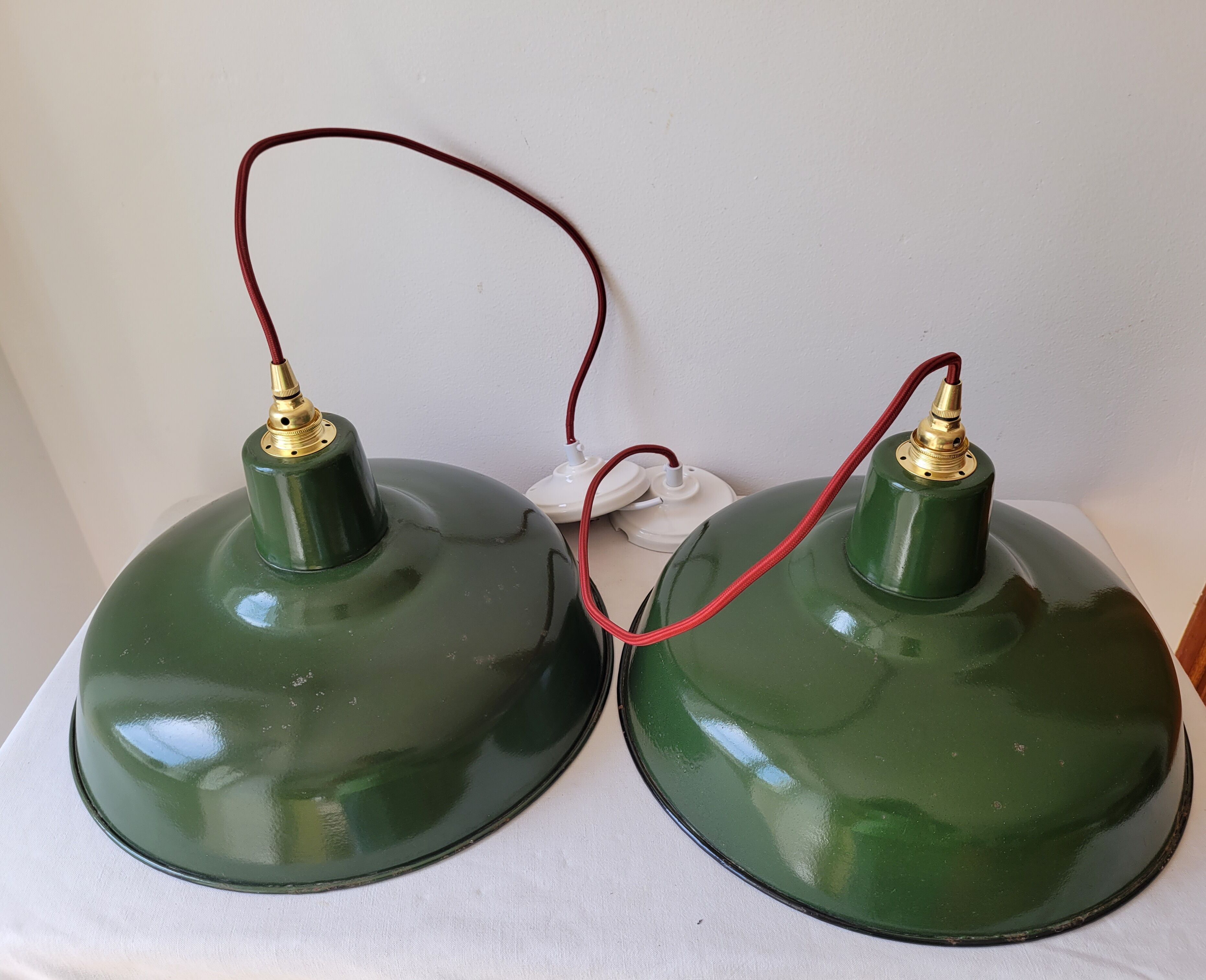 Duo of suspensions in green enamelled sheet metal