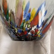 Grand vase en verre soufflé à inclusions polychromes style Murano