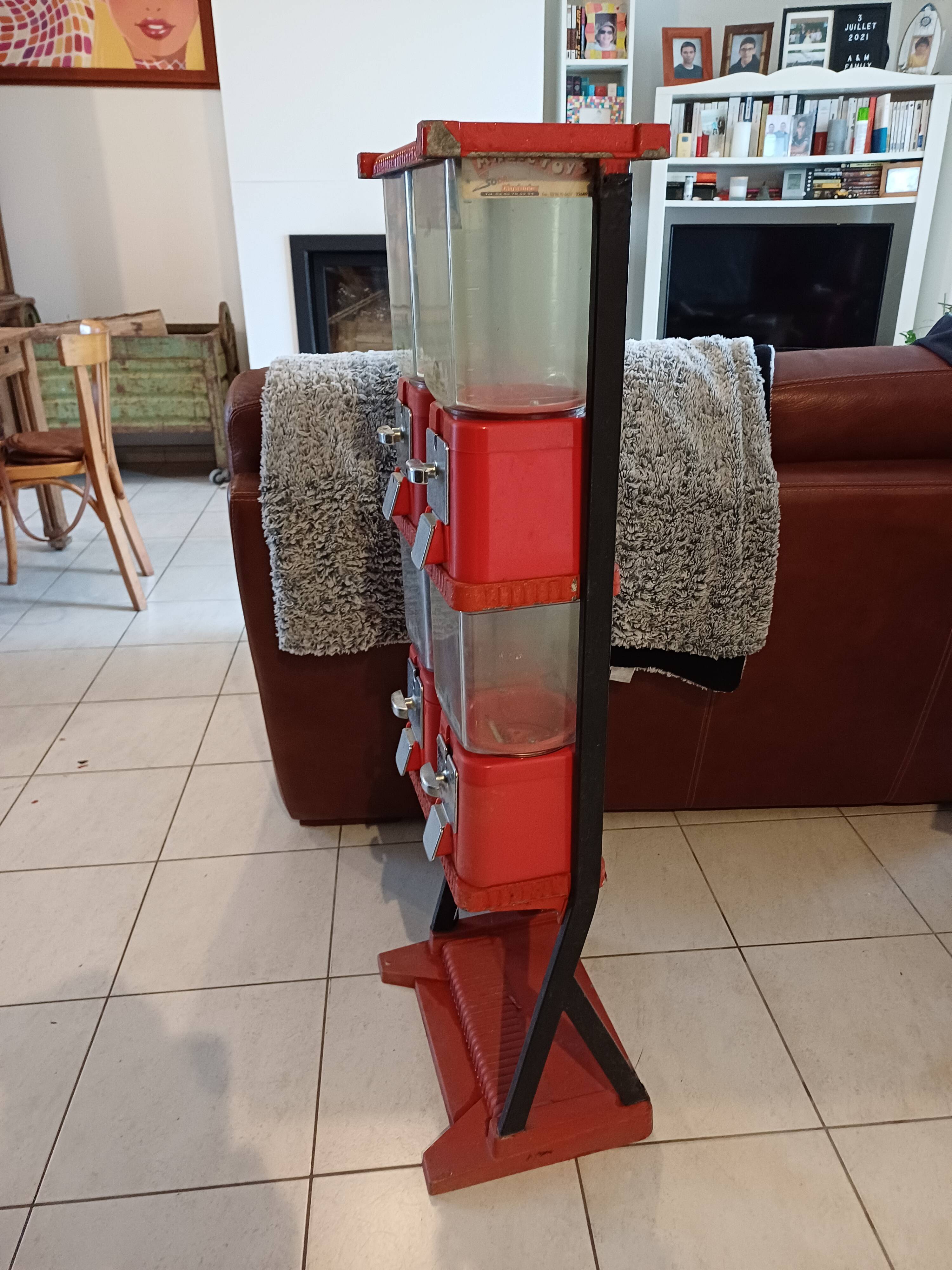 Brabo candy dispenser