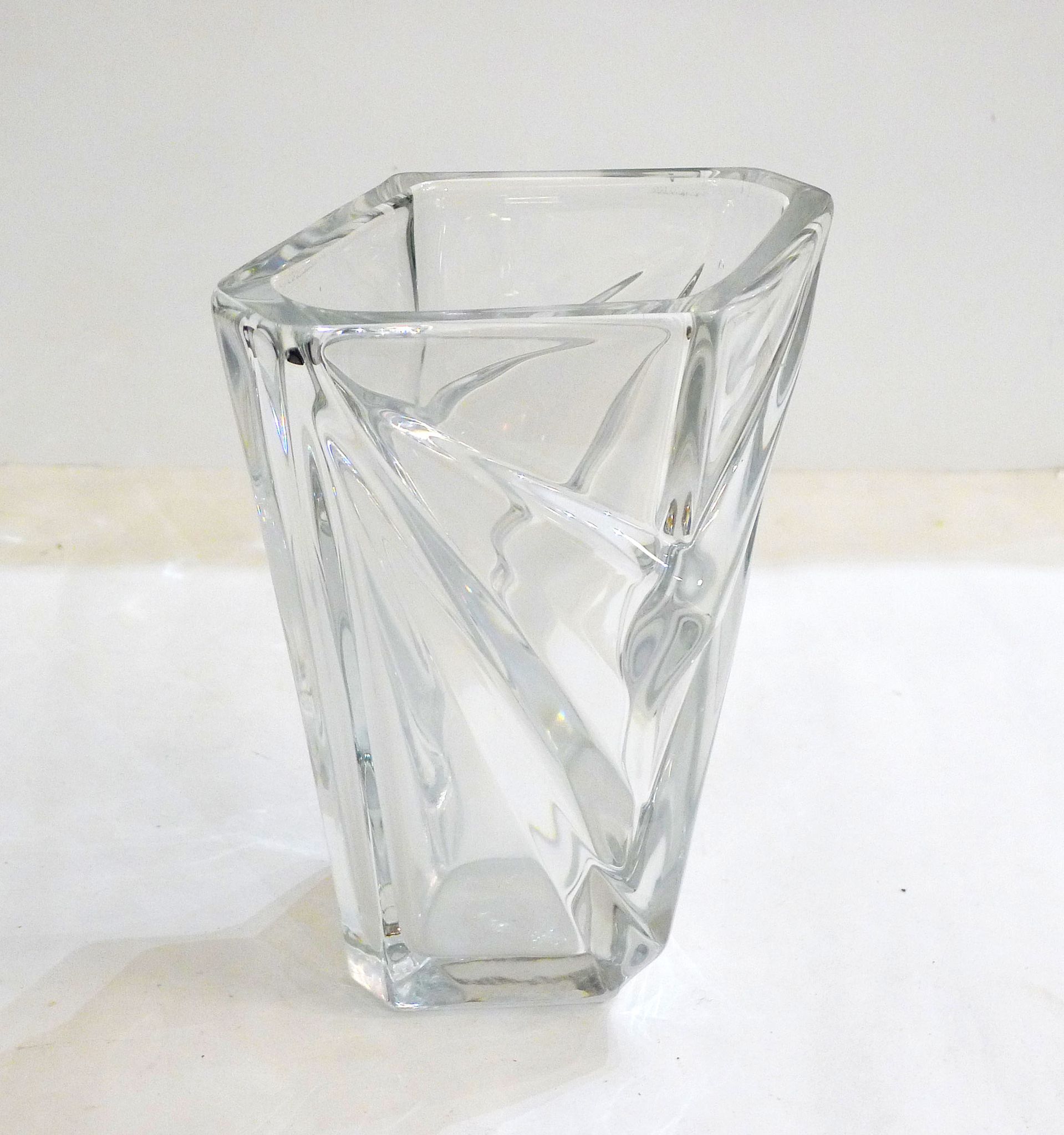 Vase en cristal, relief triangles