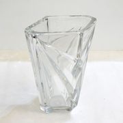 Vase en cristal, relief triangles