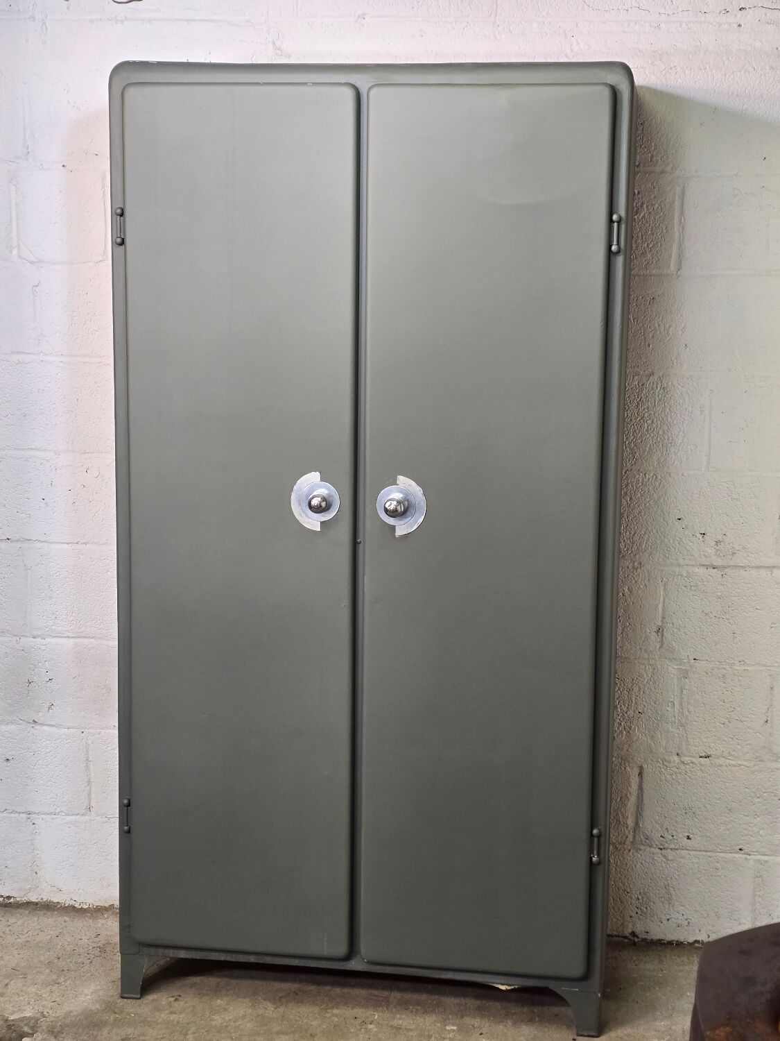 Armoire métallique de cuisine aux bords arrondis 1950