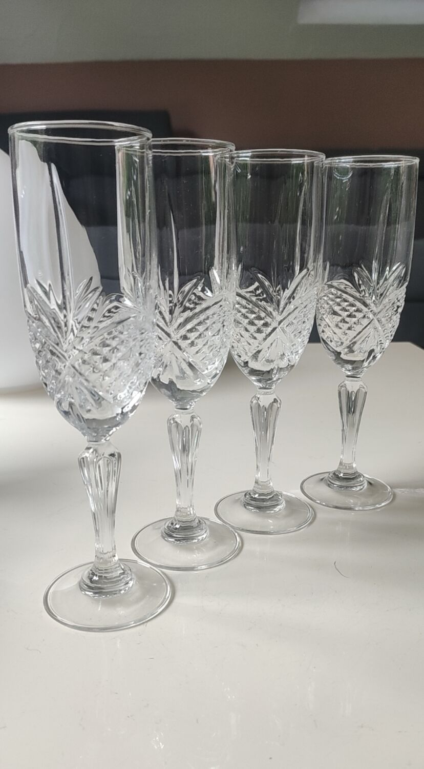 Lot of 4 large crystal flutes. Signed Arc. Height 20 cm.