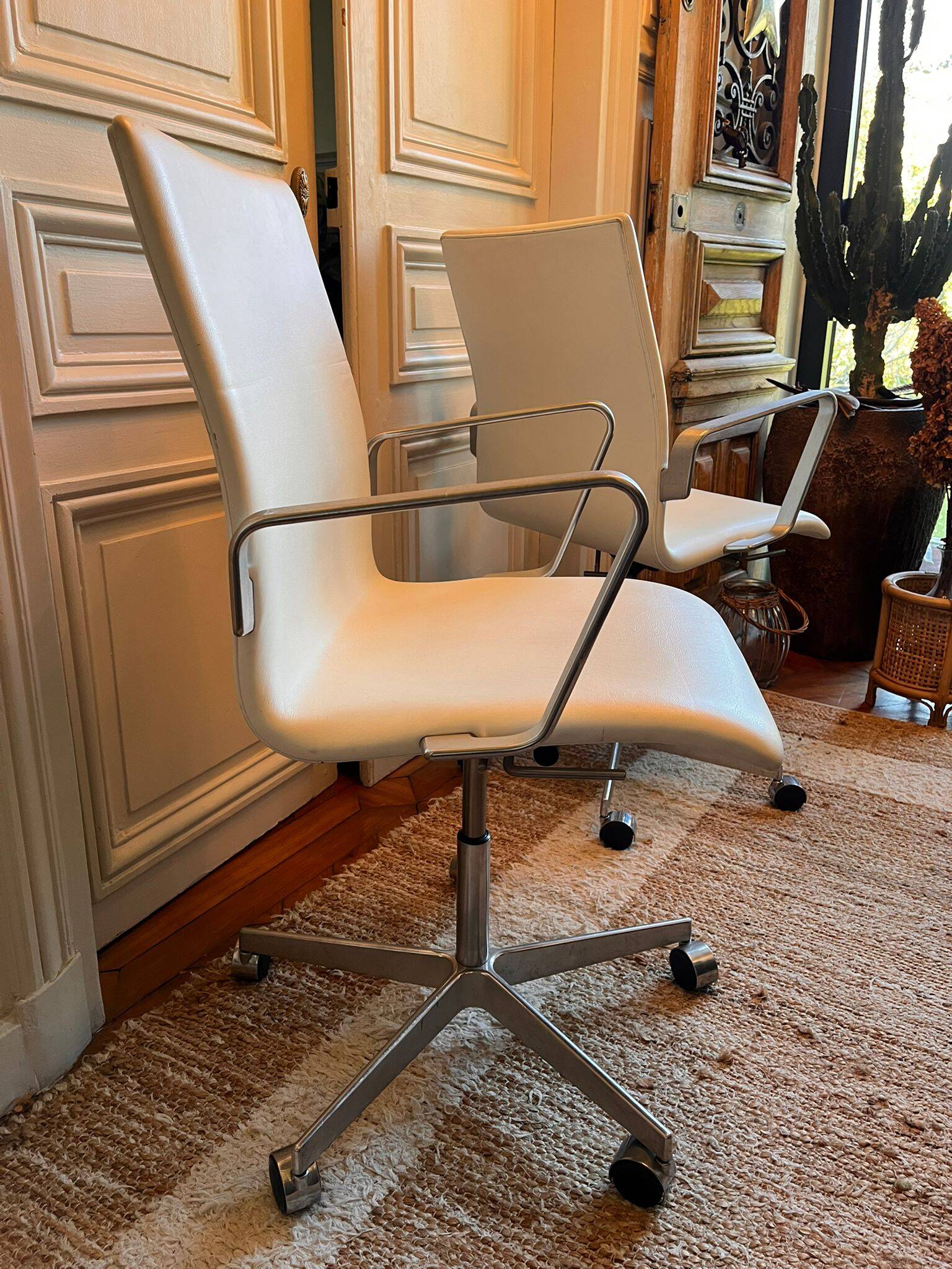 Oxford armchair Arne Jacobsen Fritz Hansen white leather swivel