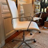 Oxford armchair Arne Jacobsen Fritz Hansen white leather swivel