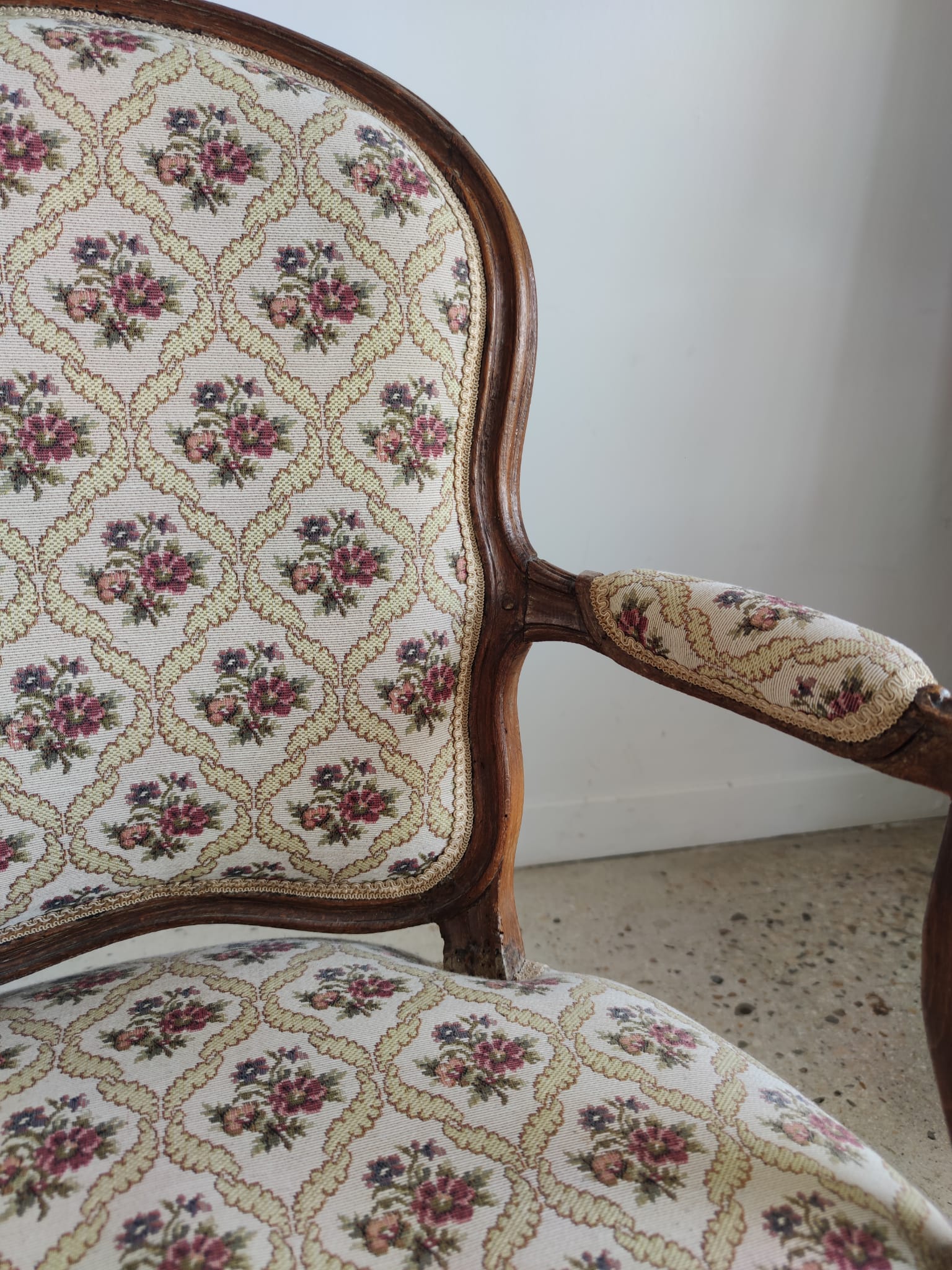 Fauteuil cabriolet de style Louis XVI garniture tapisserie fleurie