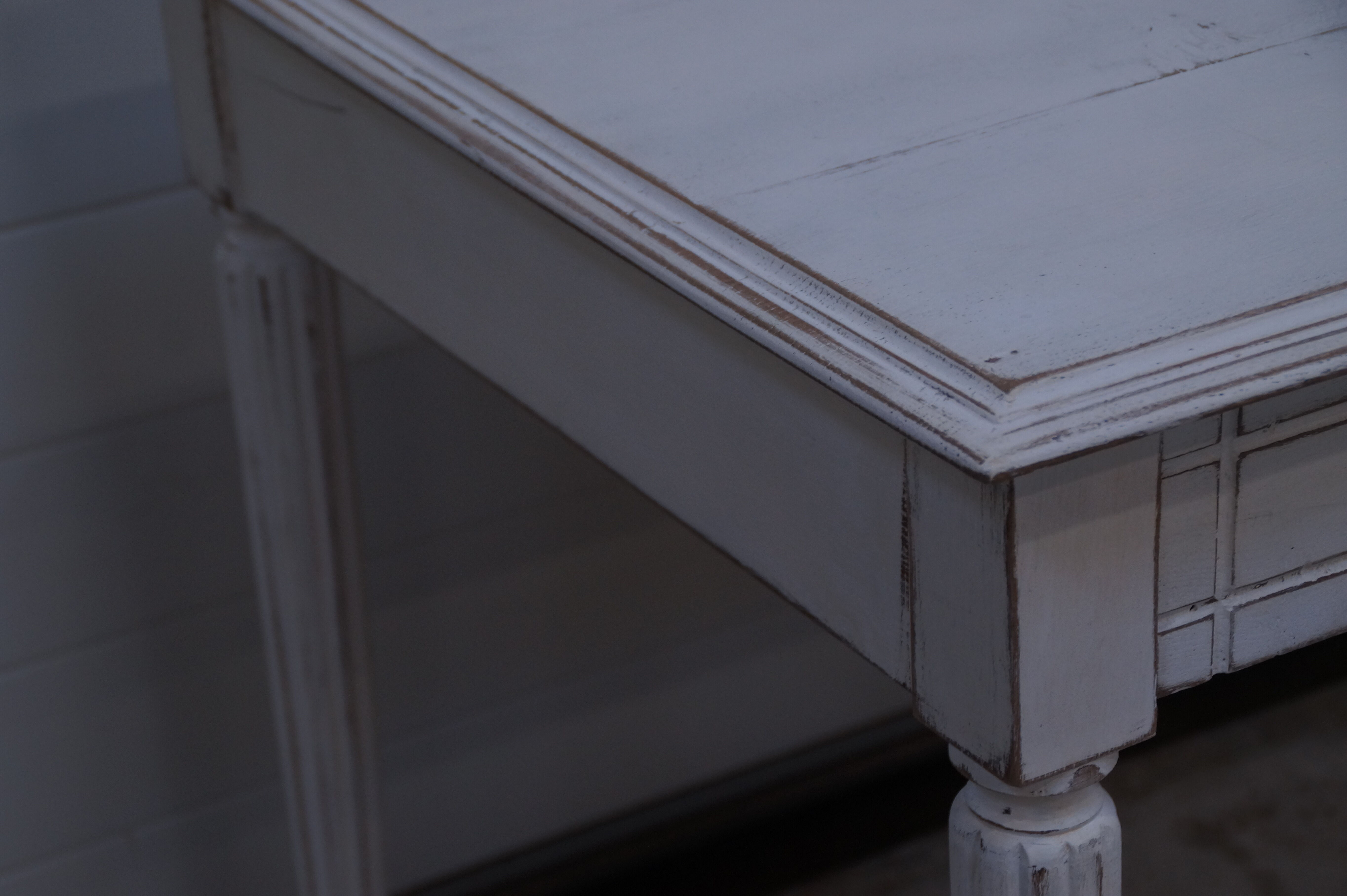 Bureau de style Louis XVI patiné