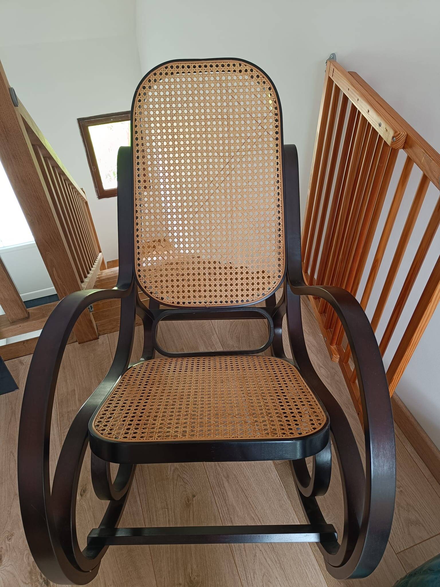 Rocking-chair en bois et cannage