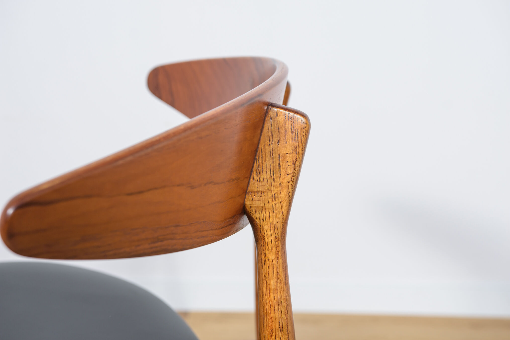 Mid century danish ch33 dining chairs by Hans J. Wegner for Carl Hansen & søn, set of 4