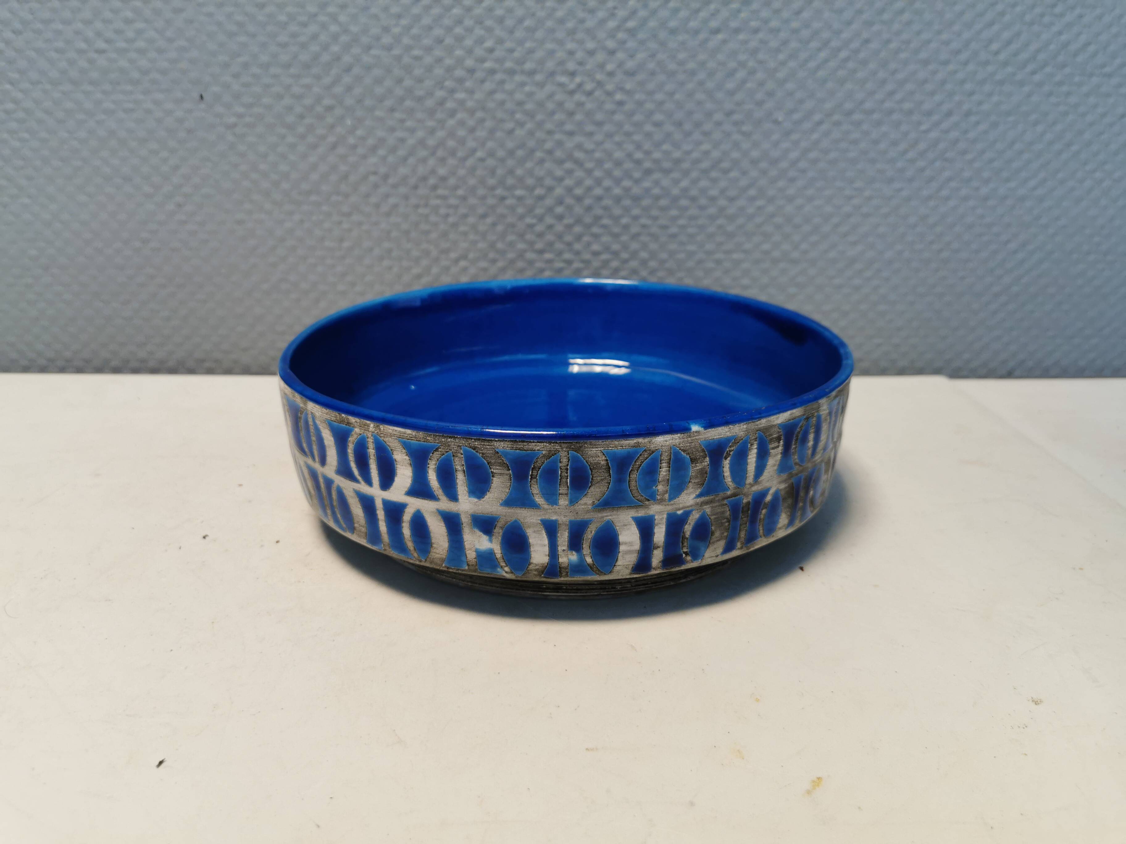 Italian ceramic bowl in blue crackle glaze by Fratelli Fanciullacci and Alvino Bagni.