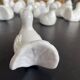 11 porte-couteaux zoomorphes en céramique blanche
