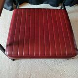 Fauteuil vintage en skaï bordeaux, bois et métal noir
