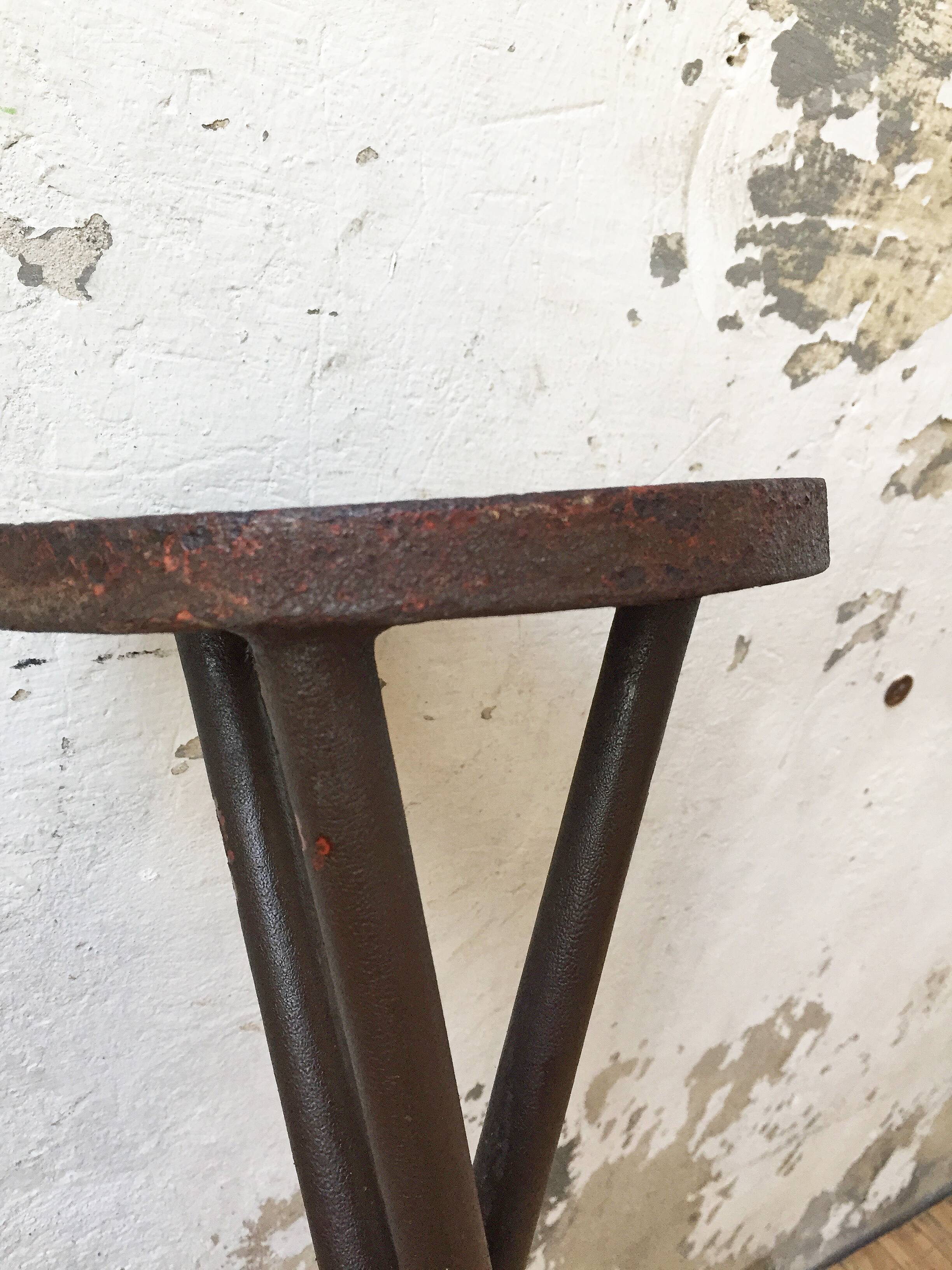 Support sculpture or tripod plants