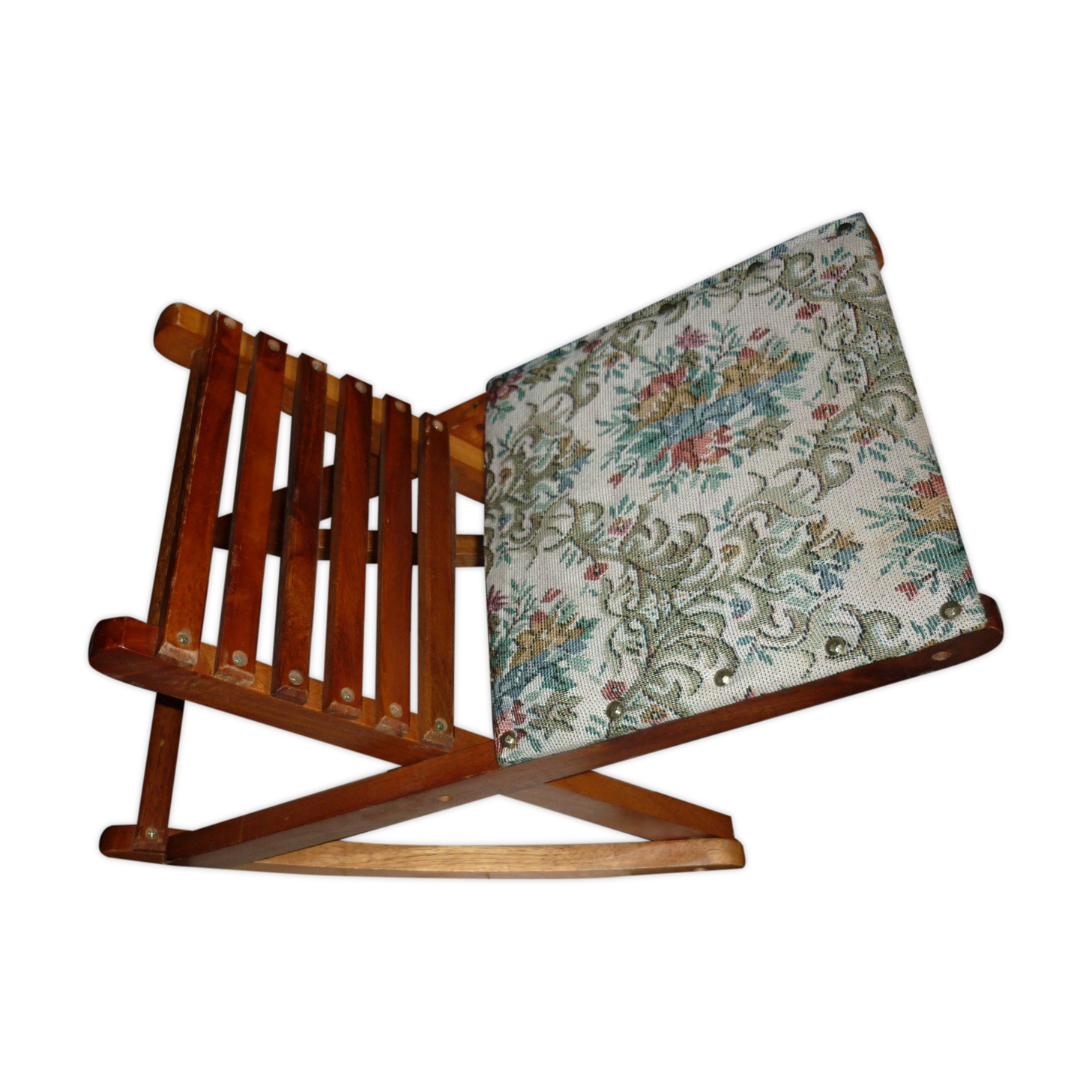 Rests wooden feet and folding tapestry