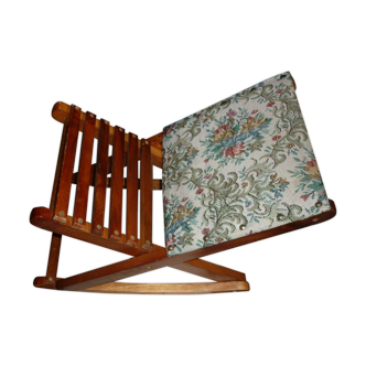 Rests wooden feet and folding tapestry