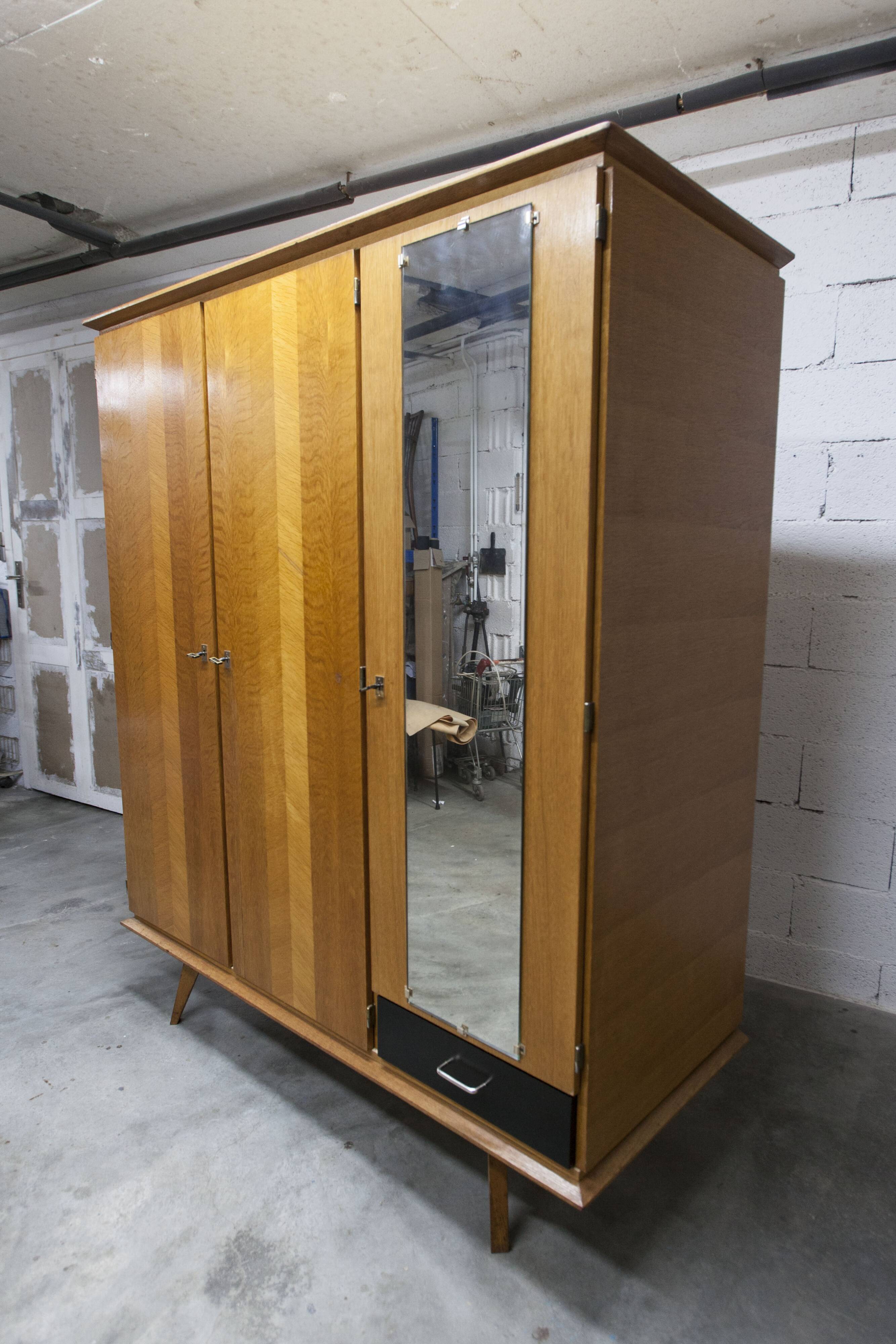 Armoire Française pieds compas 3 portes 1 miroir 27*130 et 1 t
