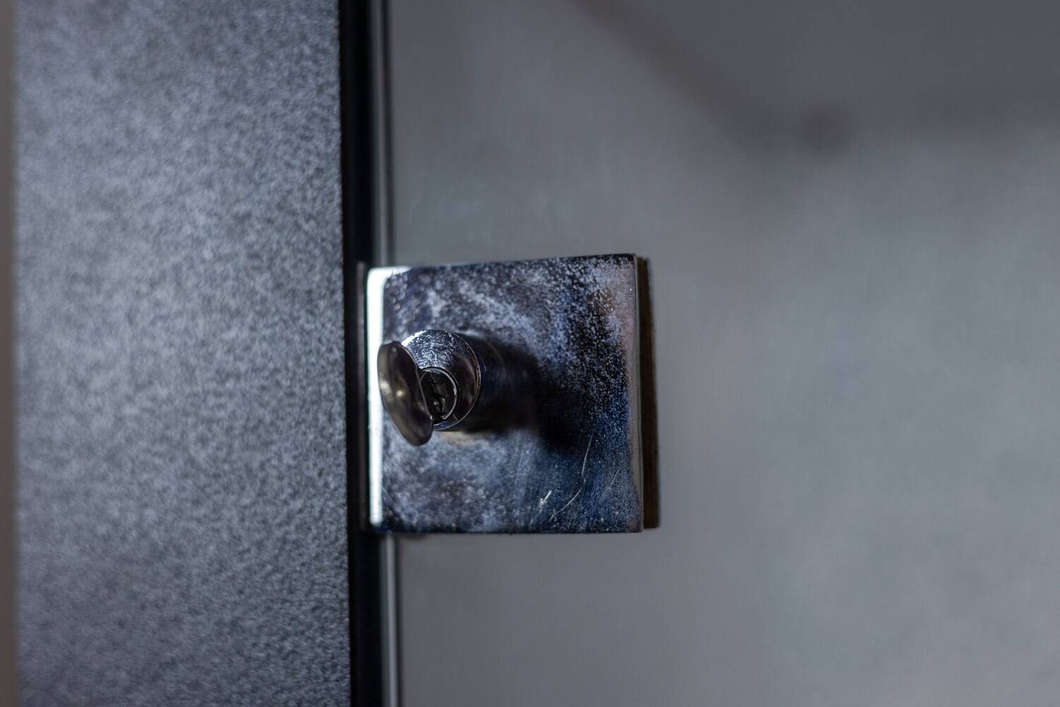 Memphis. Pair of lacquered wood display cabinets. 1980s. LS48071403