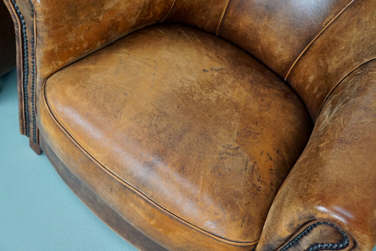 Paire de fauteuils club en cuir coloré