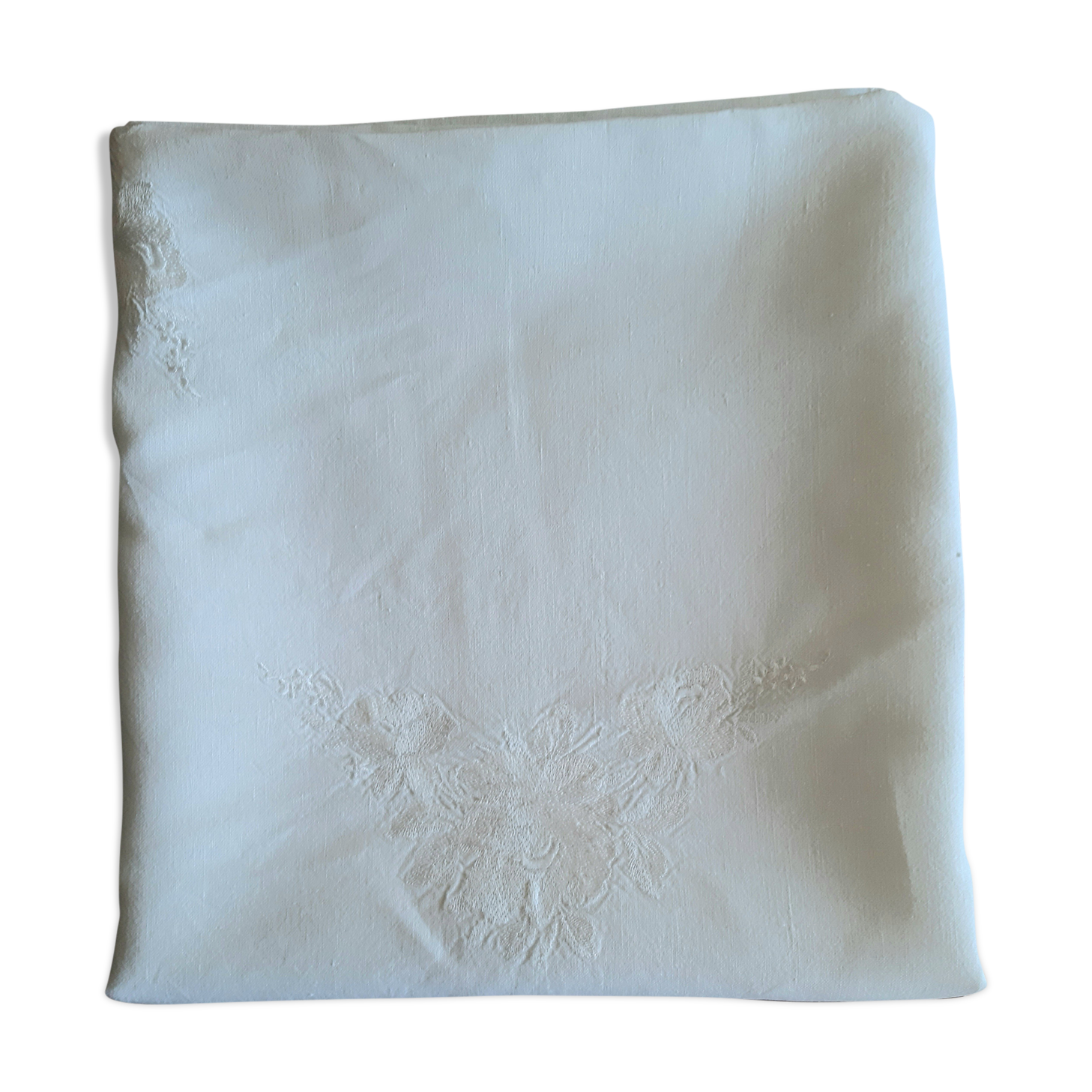 Embroidered linen nape