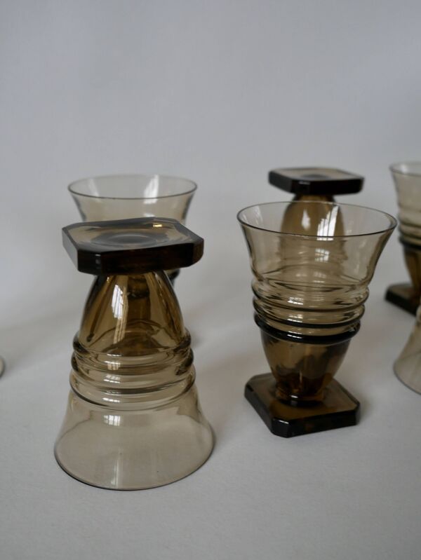 Ensemble de 7 petits verres à vin en verre fumé design pieds carré art déco années 30-40