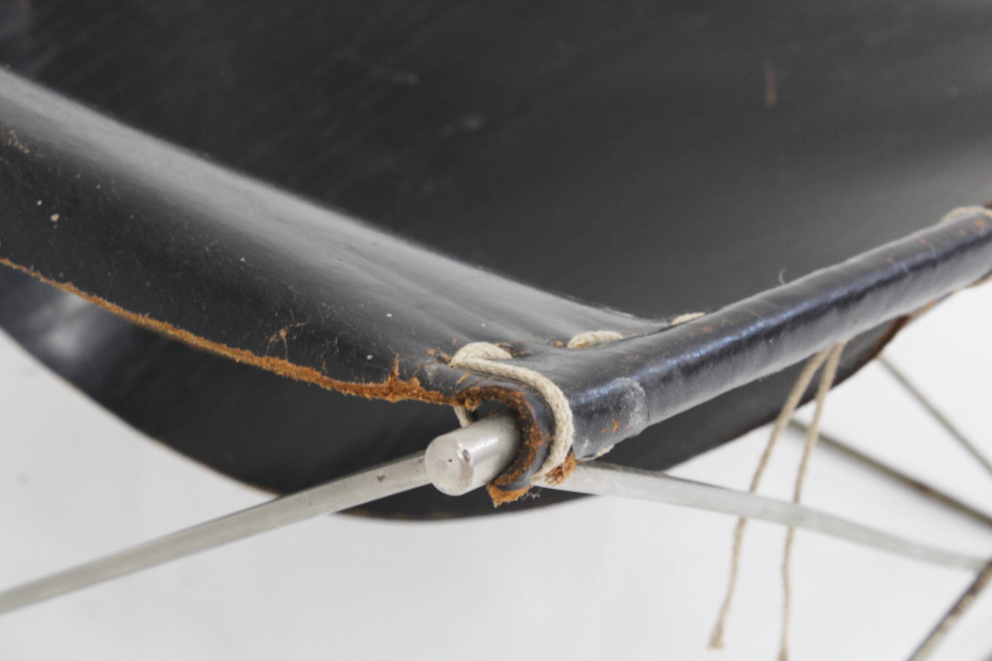 Chaise longue papillon Artifort F675