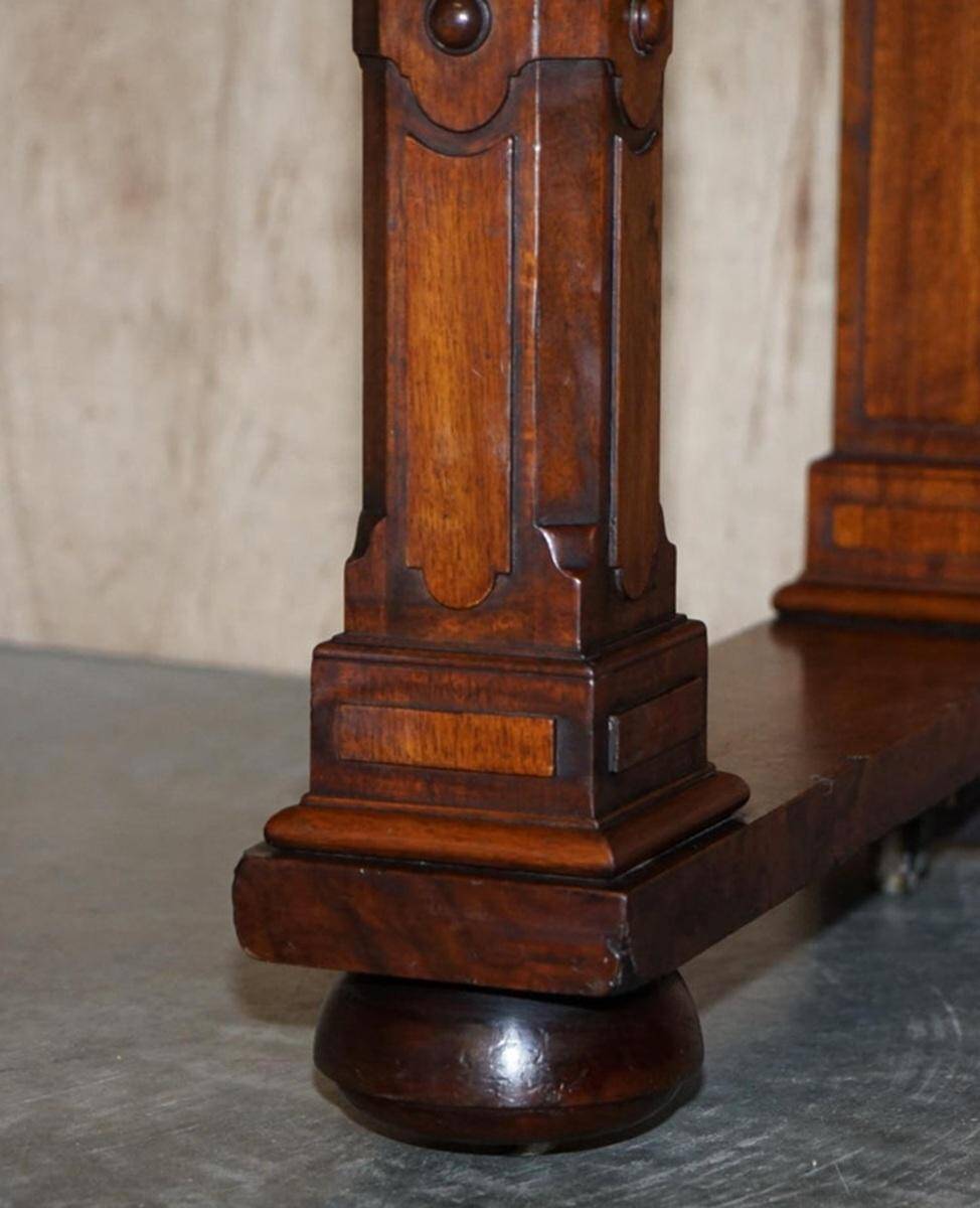 Renaissance writing table in flamed walnut, Pugin style, around 1850.