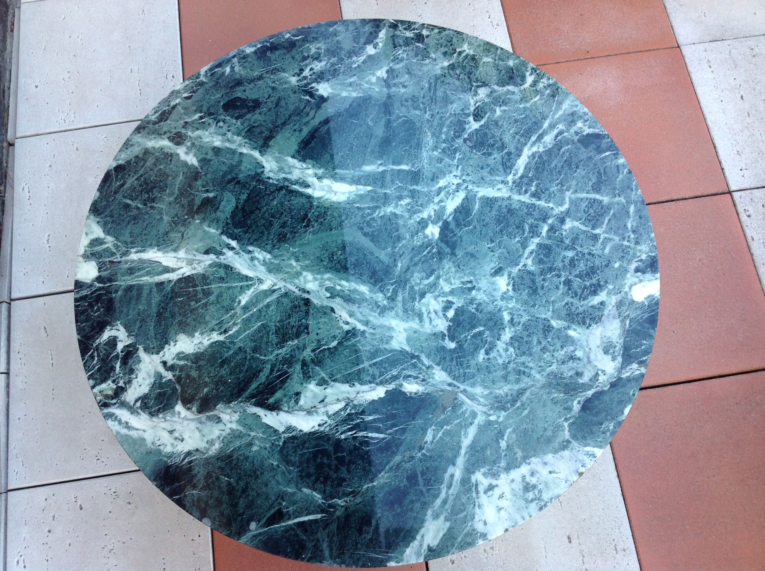 Round coffee table in green marble and chrome / vintage base 60s-70s
