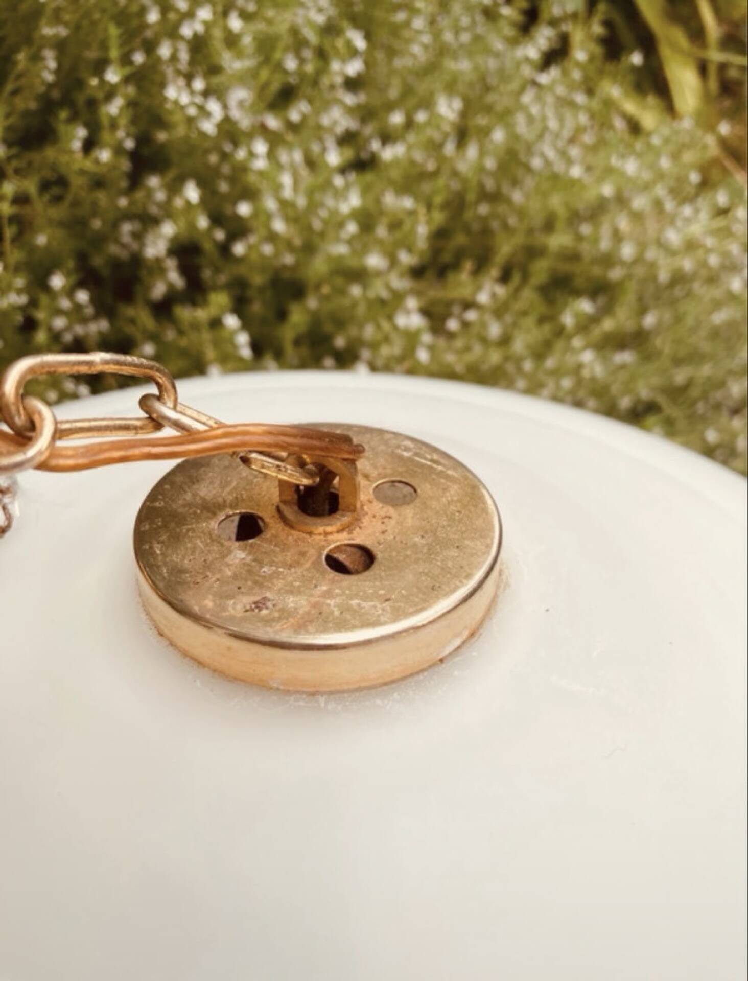 Suspension in opaline milk glass
