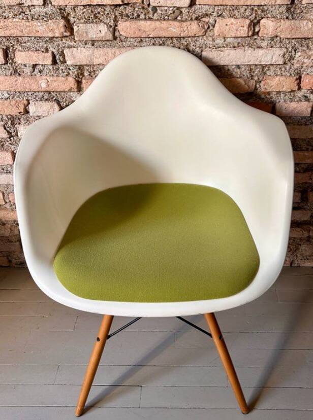 Lot de fauteuils eames vitra avec accoudoirs (6)