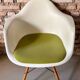Lot de fauteuils eames vitra avec accoudoirs (6)