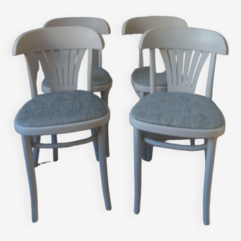 Suite de 4 chaises de bistrot vintage années 1970. Chaises en hêtre courbé patinées gris perle.