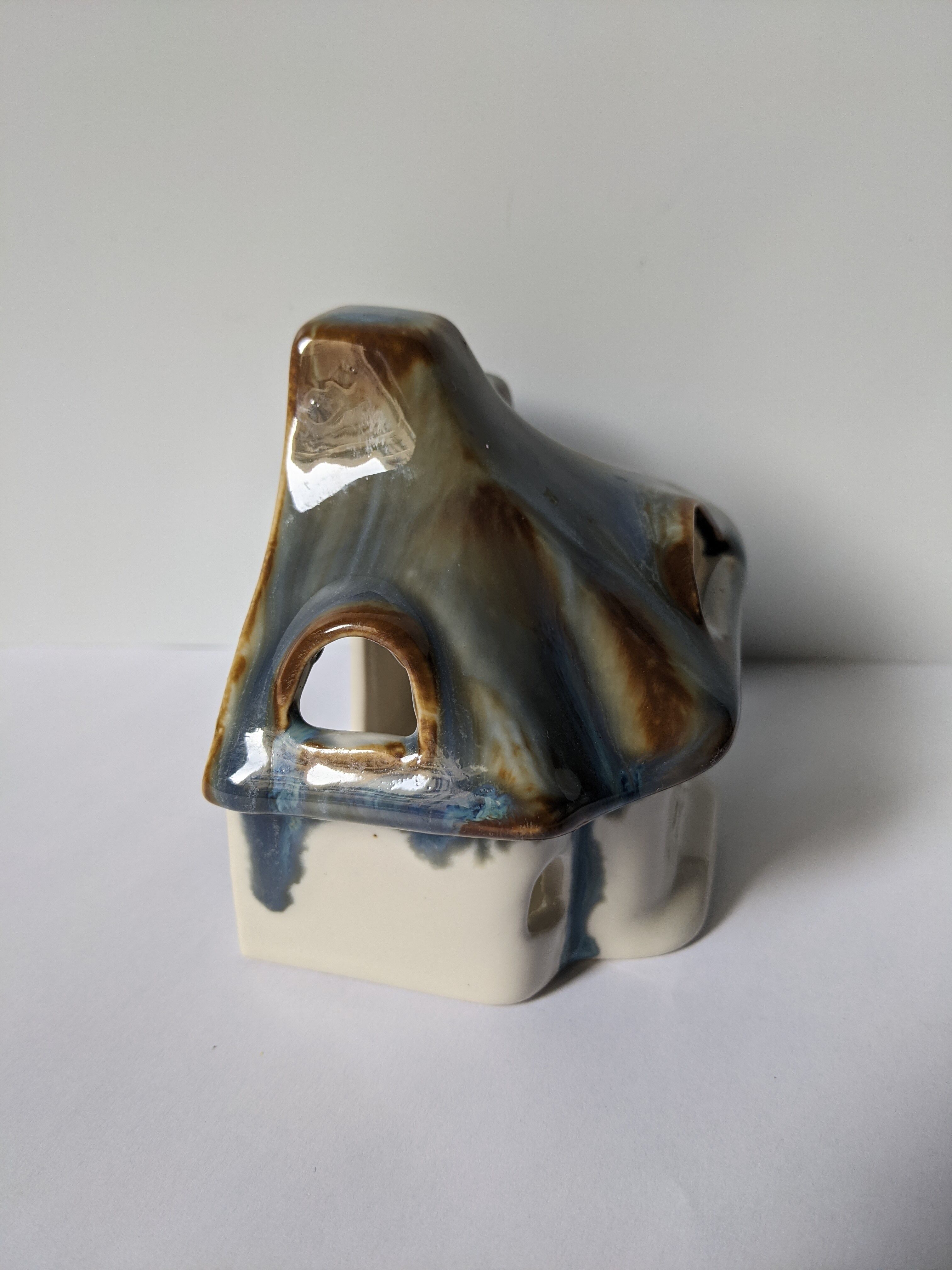 Blue and brown house-shaped photophore of Sandstone Cloud - H: 10cm