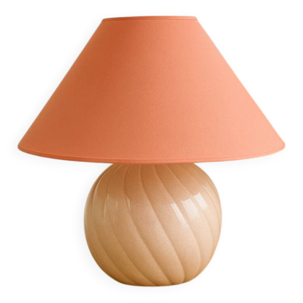 Lampe vintage en céramique rose poudré et abat-jour corail