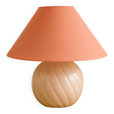 Lampe vintage en céramique rose poudré et abat-jour corail