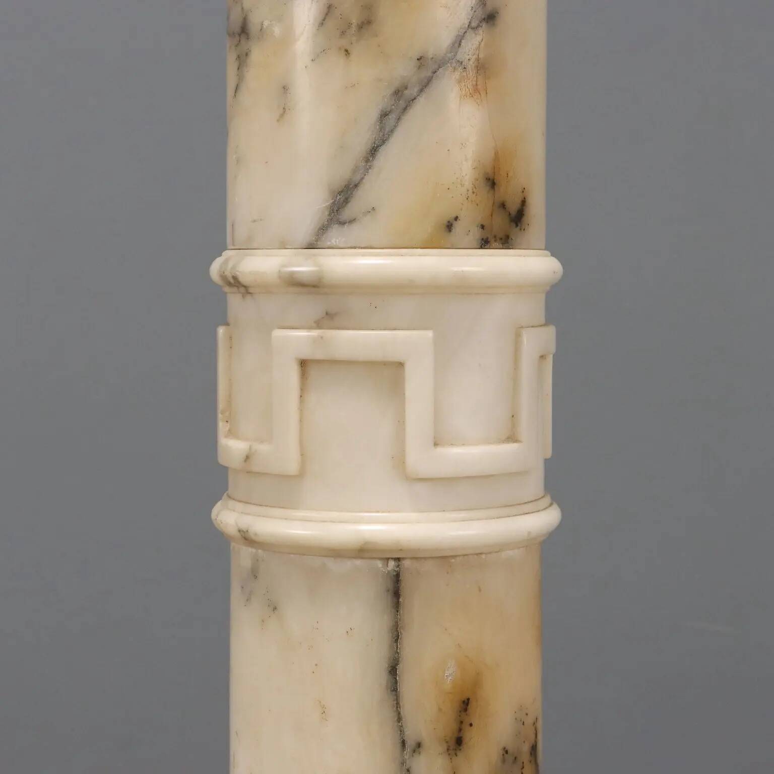 Colonne ancienne en albâtre à décorations géométriques XIXe siècle