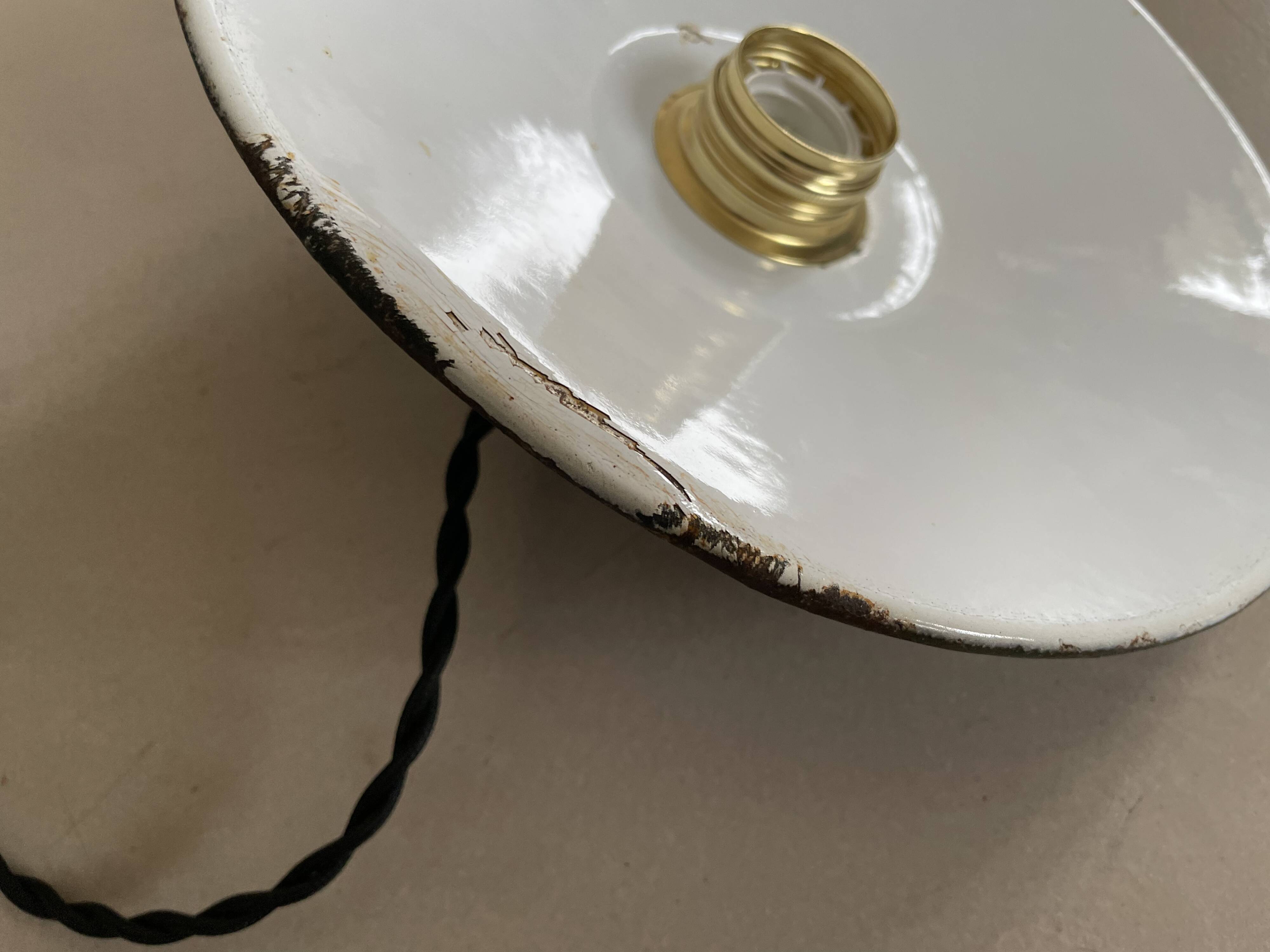 Suspension in old enameled sheet metal (x2)