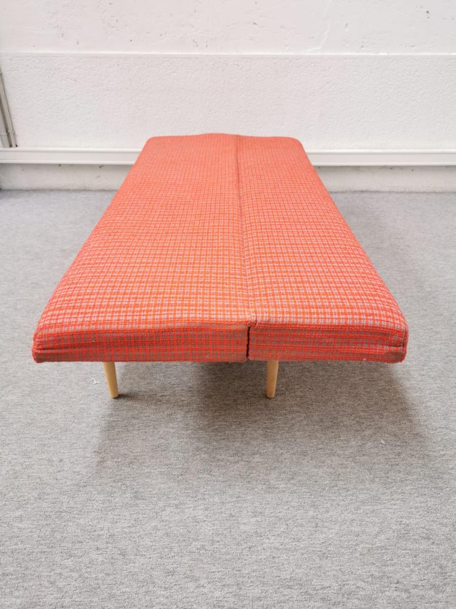 Day bed red fabric