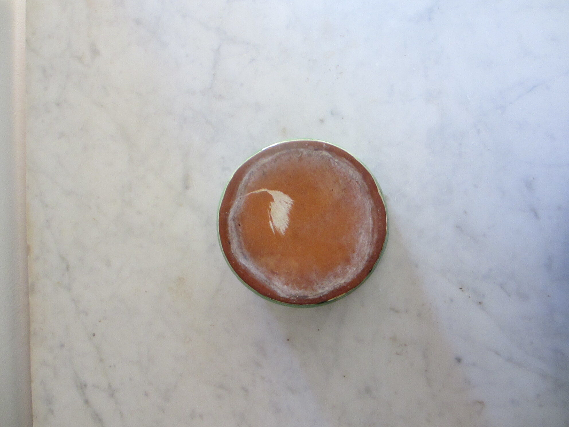 Cache enamelled terracotta pot