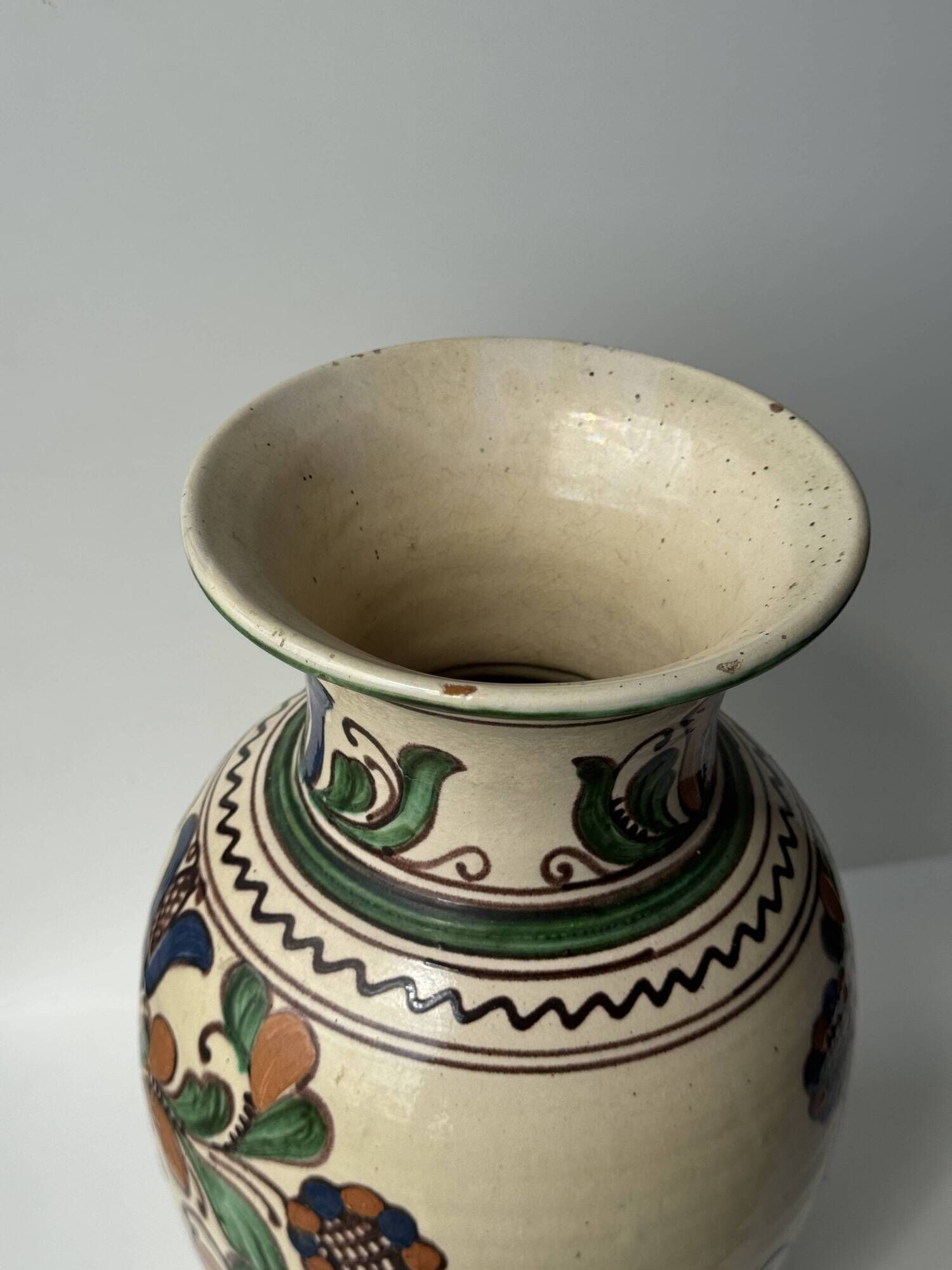 Large Provençal vase with beige background, green, blue and brown decoration of stylized plants