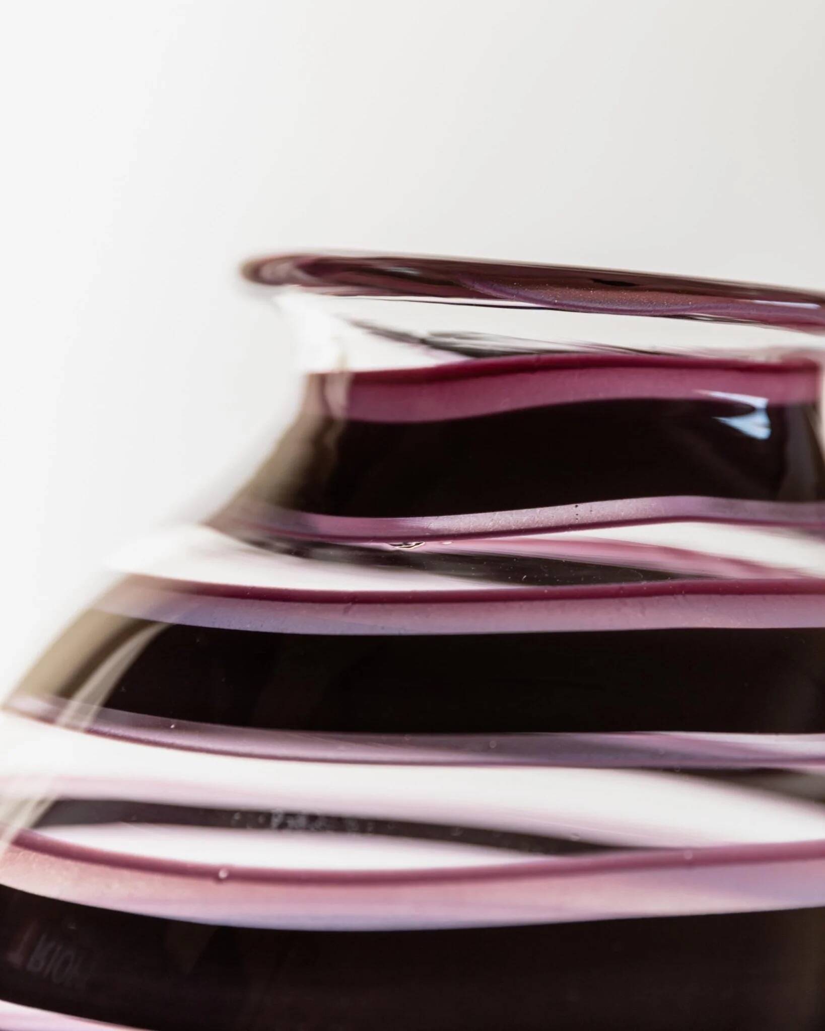 Vase en verre Murano XXL en verre clair avec des rayures violettes, verre d'art italien des années 1970.