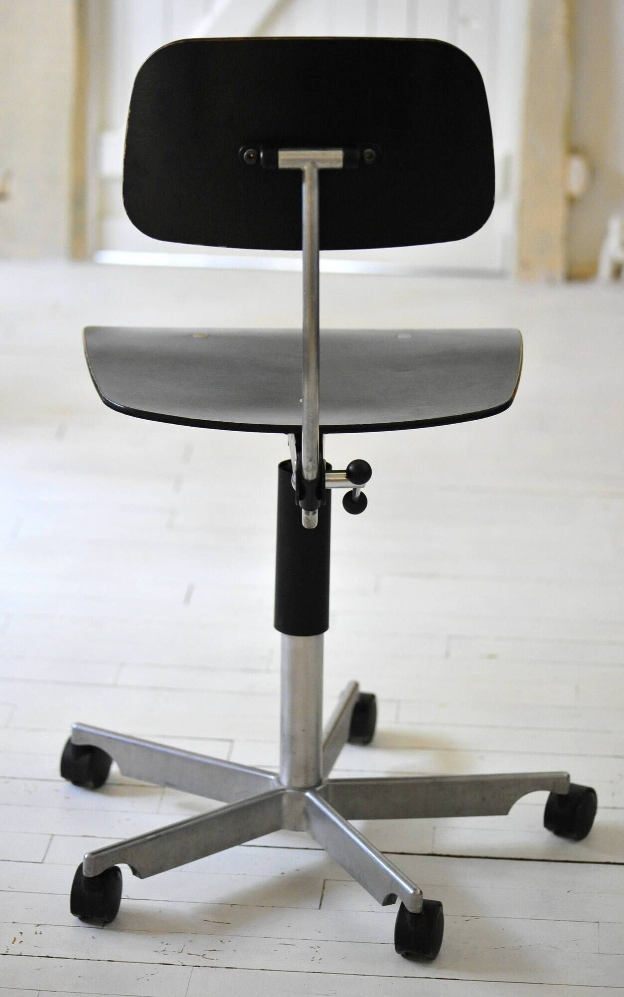 Chair Kevi 2533 Design Jorgen Rasmussen for the brand Engelbrechts