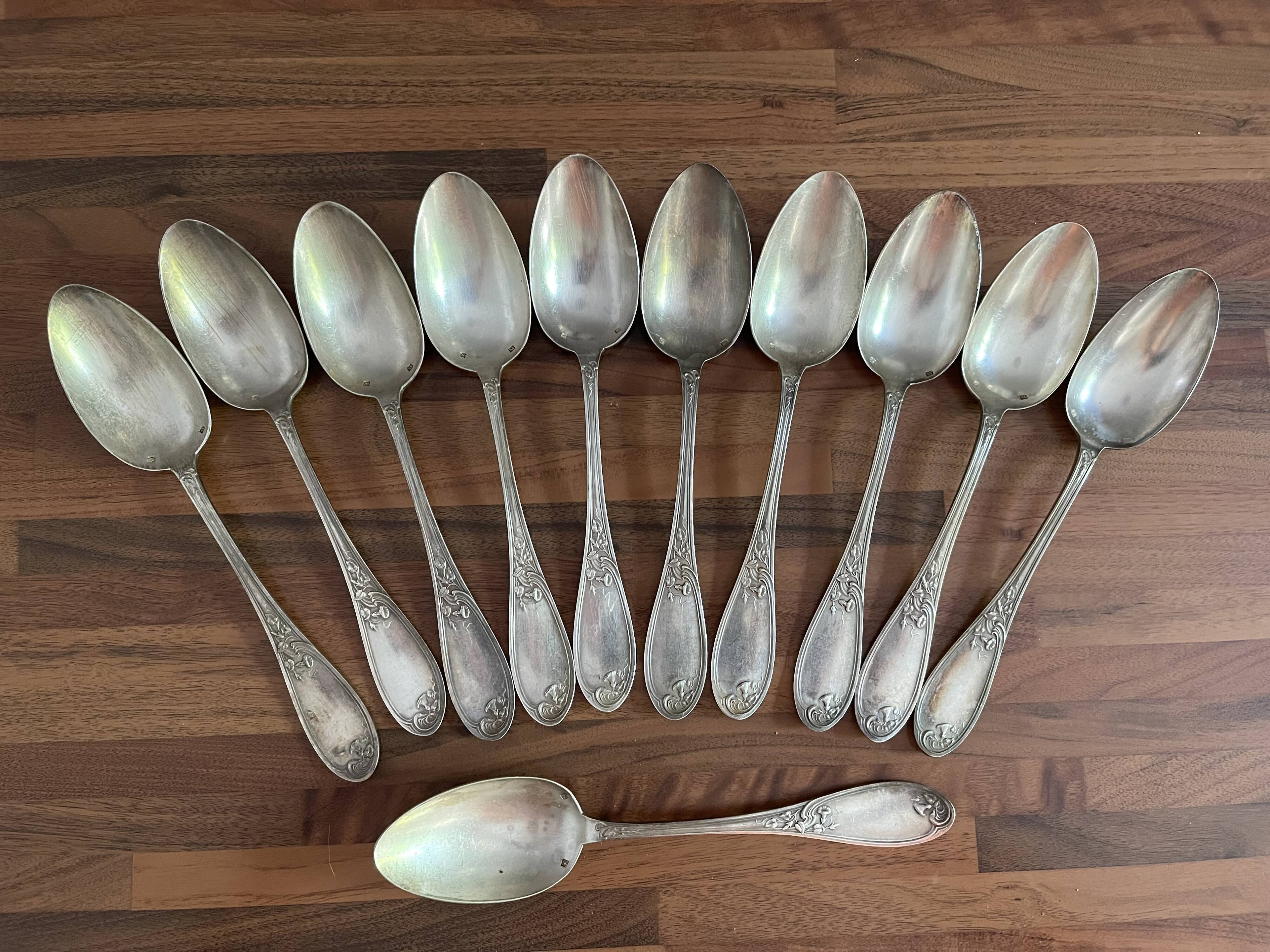 Set of 11 silver-plated metal soup spoons 84g