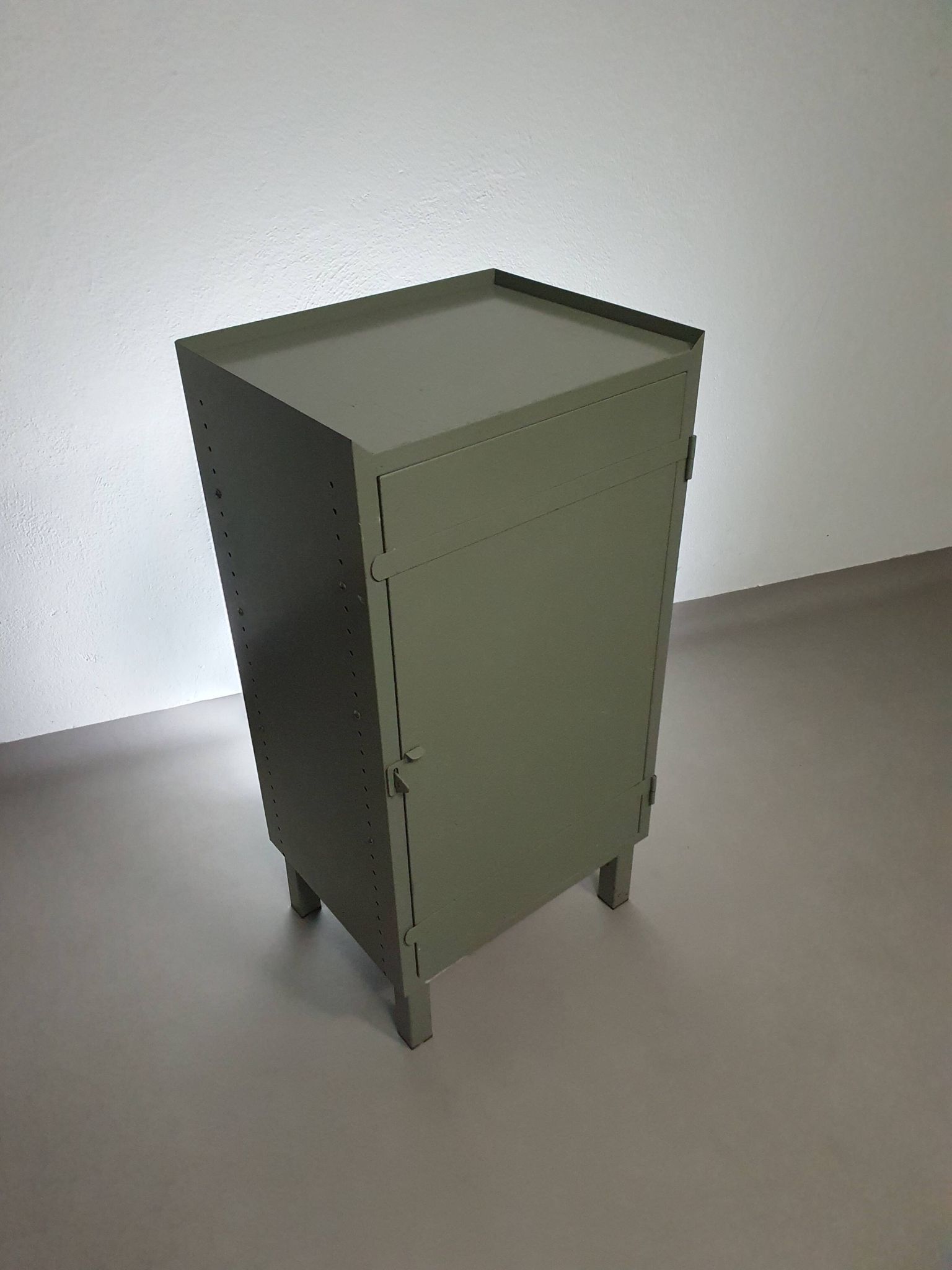Casier en métal gris. Petit buffet industriel.