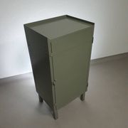 Casier en métal gris. Petit buffet industriel.