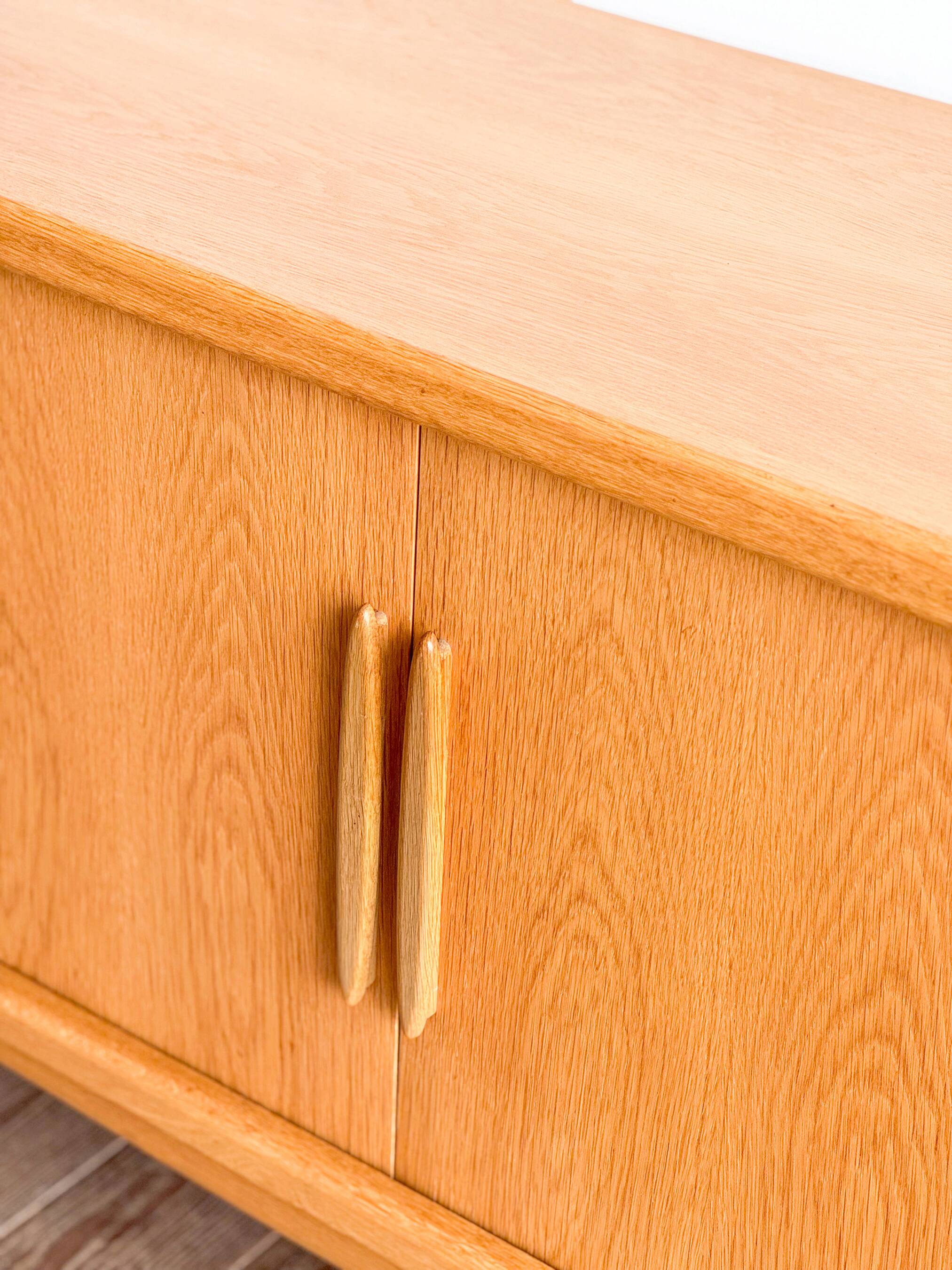 Buffet scandinave Johannes Andersen modèle 240 en chêne, Danemark