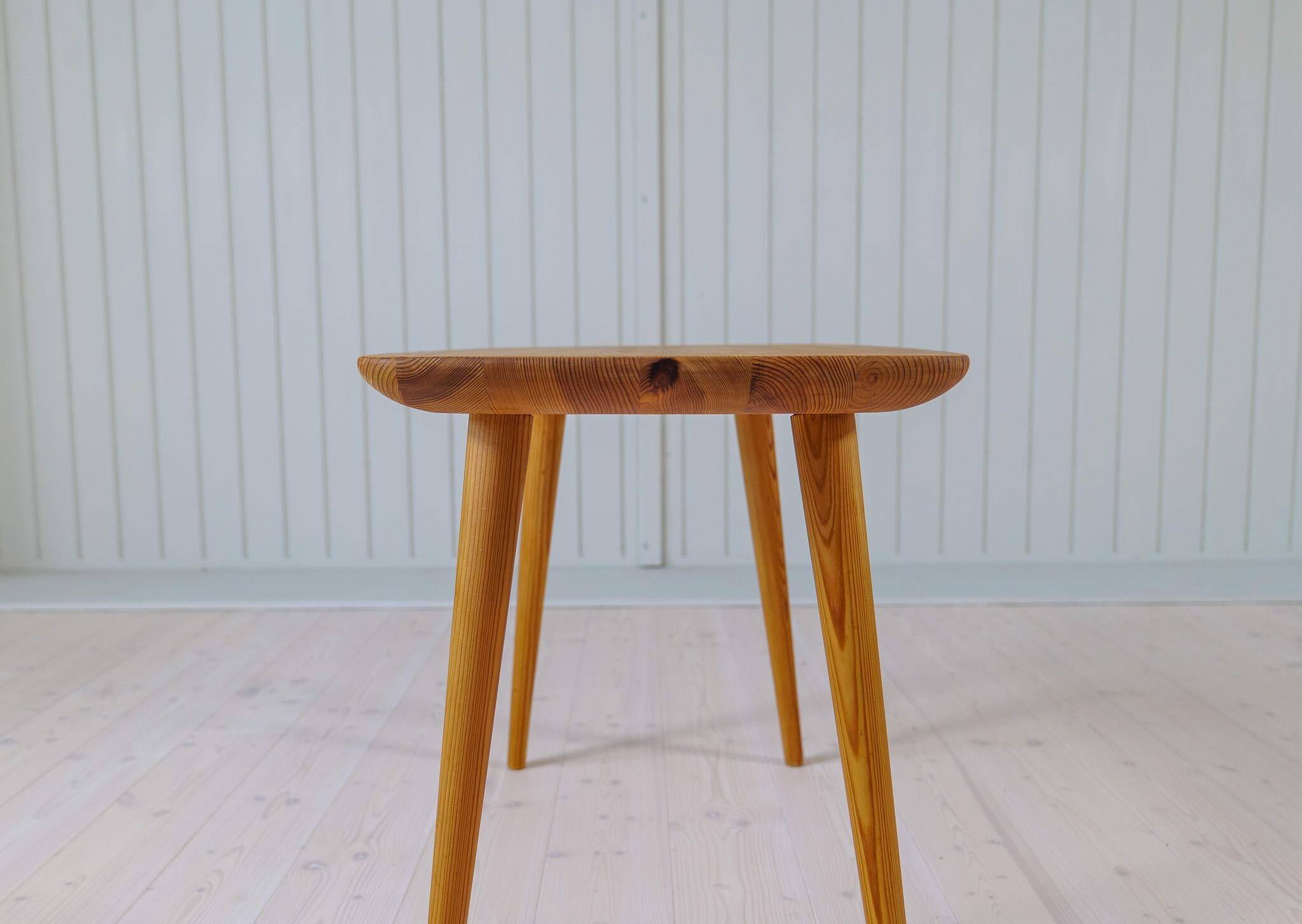 Table basse moderne du milieu du siècle en pin Suède 1940s