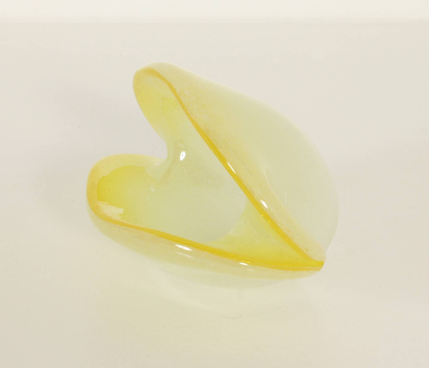Bowl in the shape of a shell made of pulegoso Murano glass, Italy, 1960s.
