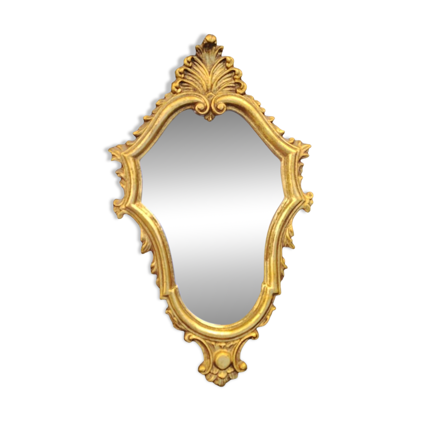 Classic Baroque/Louis XV style mirror. In old gold patinated wood. Palmette/Scroll/Blazon motif decor. Dim 46 x 27 cm