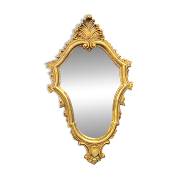 Classic Baroque/Louis XV style mirror. In old gold patinated wood. Palmette/Scroll/Blazon motif decor. Dim 46 x 27 cm