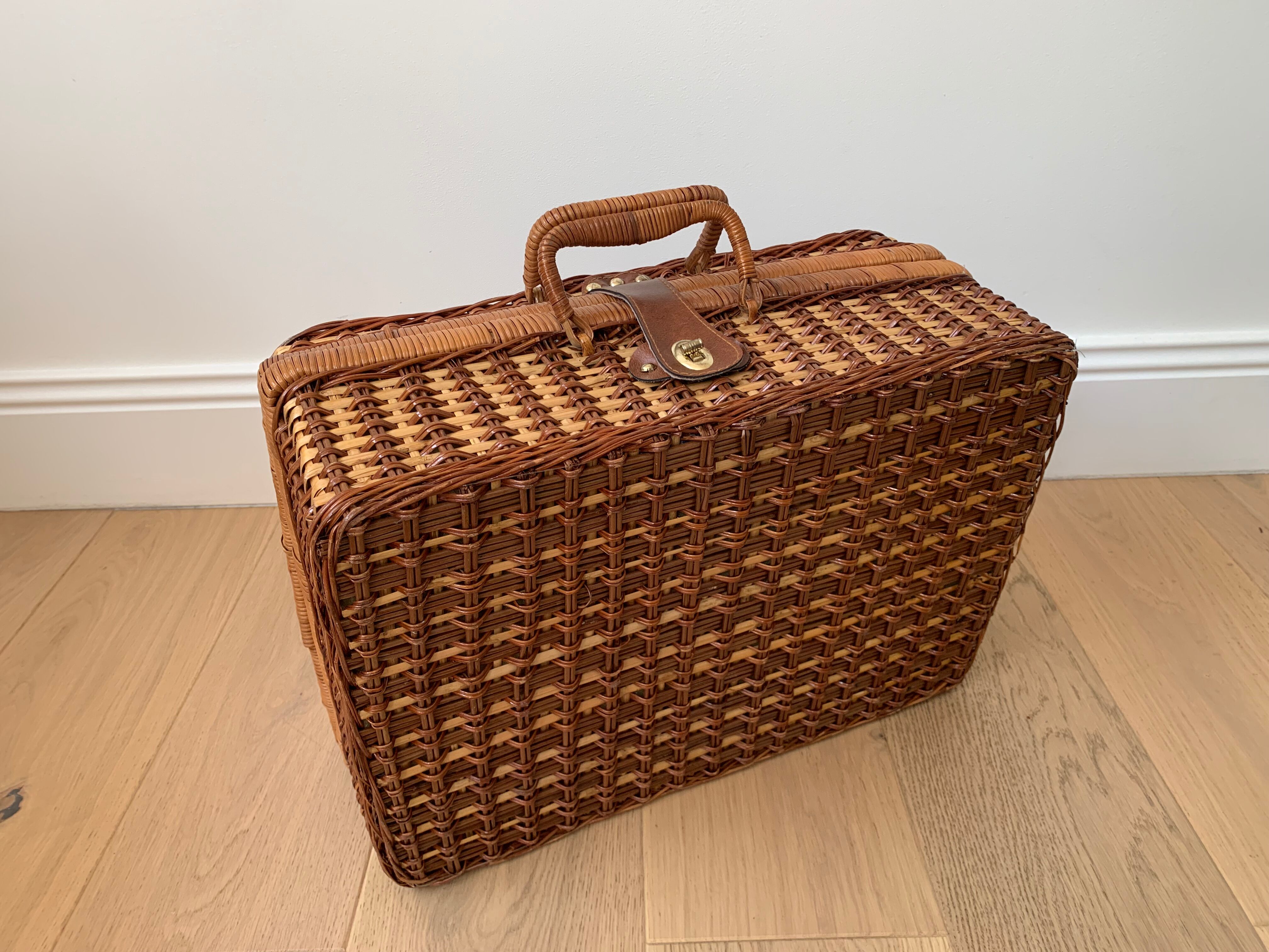 Rattan picnic basket - vintage